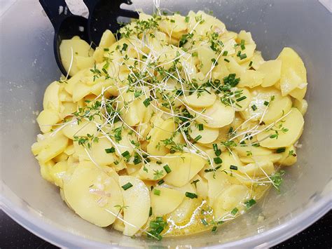 Kartoffelsalat Mit Schnittlauch Und Kresse In Einer Senf Zwiebel