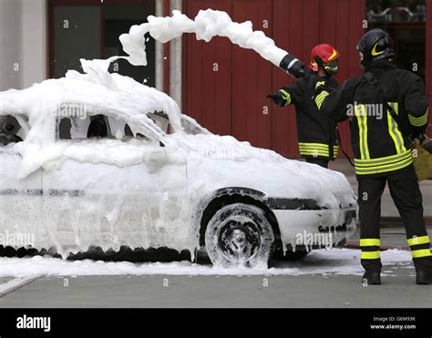 Feuerl Scher Schaum Fotos Und Bildmaterial In Hoher Aufl Sung Alamy