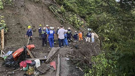 Suben A Los Muertos Tras Un Deslizamiento De Tierra En Colombia