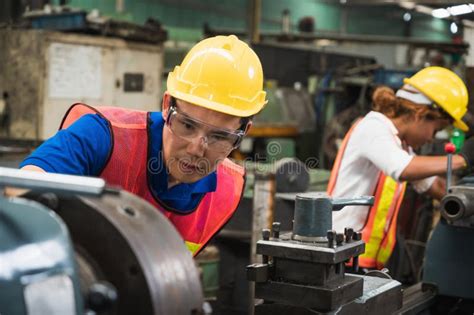 Una Trabajadora Industrial Femenina Que Trabaja Y Revisa En Una Gran