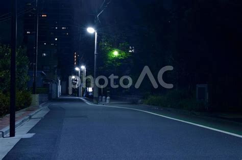 防犯のイメージ 暗い夜の道路と町並と外灯 No 24563017｜写真素材なら「写真ac」無料（フリー）ダウンロードok