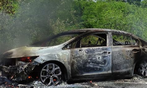 Carro Fica Completamente Destru Do Ap S Pegar Fogo Na Pi Em Luzil Ndia