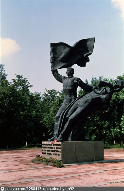 Памятник героям-комсомольцам