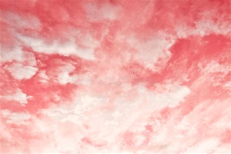 Hermoso Fondo De Cielo Rosa Con Nubes Blancas Foto De Archivo Imagen