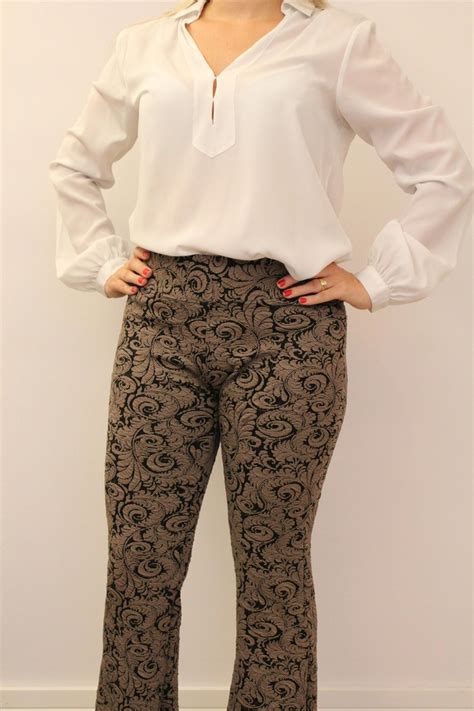 Calça flare jacquard deslumbrante marrom claro estampa detalhada em