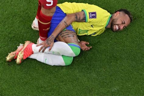 Neymar estará bajo observación por esguince en el tobillo derecho