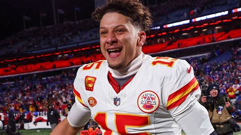 Bills Fans Pelt Patrick Mahomes With Snowballs As He Leaves Field