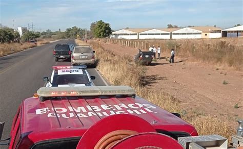 Familia sufre volcadura en la carretera Guamúchil Angostura