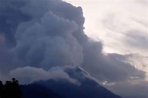 Gunung Lewotobi Laki Laki Kembali Erupsi Tinggi Letusan Hingga Meter