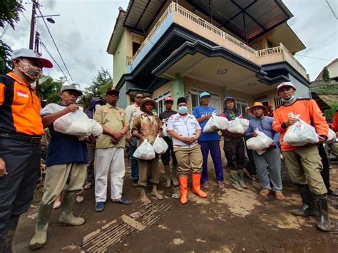 Kunjungi Korban Banjir Bandang Batu Pks Jatim Bantu Tangani Bencana