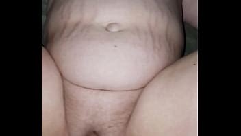 Corrida sobre y dentro del coño de la esposa sobre la mesa XVIDEOS