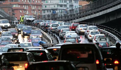 Roma auto si tuffa nella fontana dellEur è la seconda in due