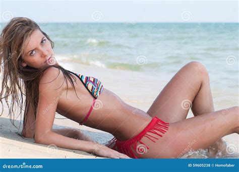 Bella Donna Con Il Bikini Alla Spiaggia Fotografia Stock Immagine Di