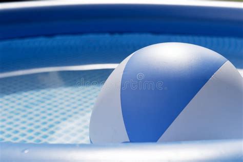 Pelota De Playa Que Flota En Una Piscina Imagen De Archivo Imagen De