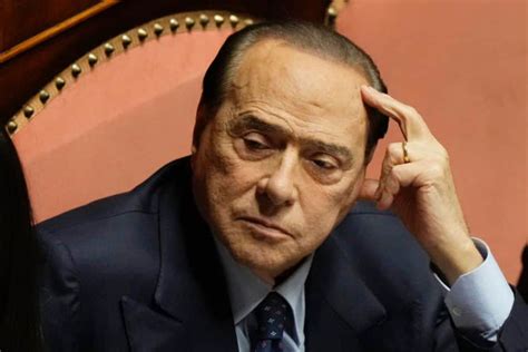 Lancien Premier Ministre Italien Silvio Berlusconi Sort Du Silence Sur