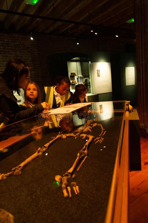 Enfants Pendant La Visite L Exposition De Roman Dead Au Mus E Des