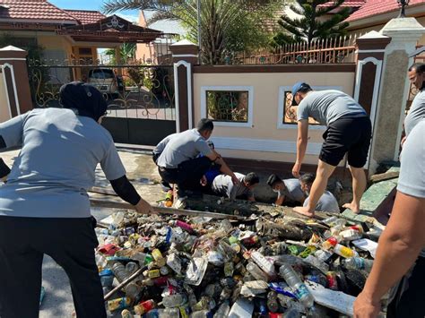 Cegah Banjir Polres Gorontalo Kota Kerja Bakti Bersihkan Selokan