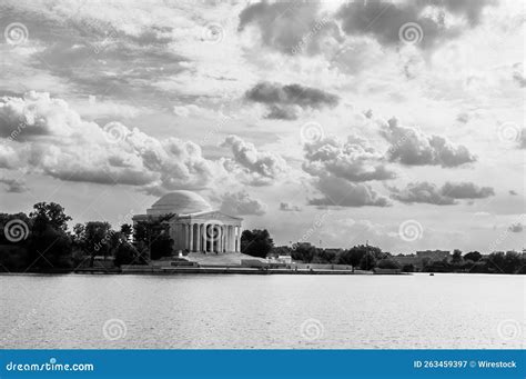 Hermosa Escala De Grises Del Monumento A Jefferson Al Lado Del Agua En