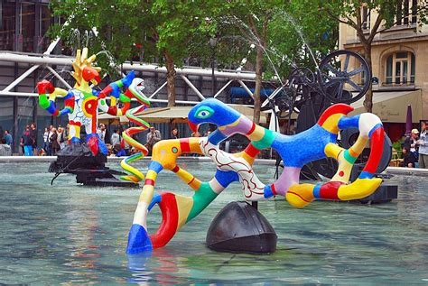 Niki de Saint Phalle la Fontaine Stravinski à Paris à côté du Centre