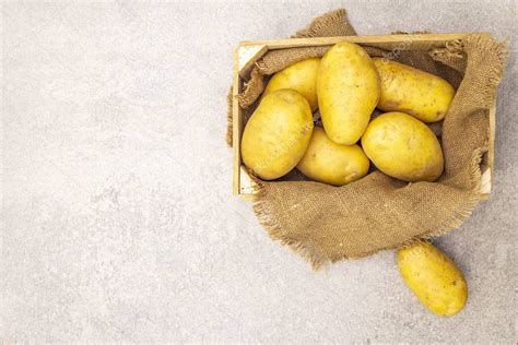 Patatas J Venes Crudas Sin Pelar En Una Caja De Madera Nueva Cosecha