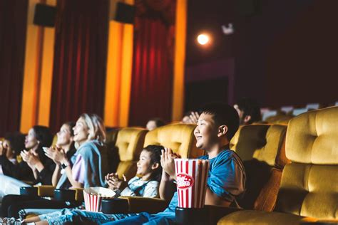 Sonrisa Feliz Niños Asiáticos Viendo Cine En El Teatro 6761551 Foto De