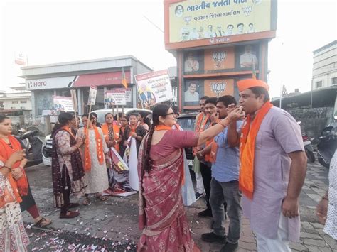 The Workers Celebrated By Sweetening Each Other S Mouths At The Valsad