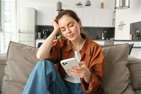 Portrait D Une Jeune Femme Moderne Lisant Sur Son T L Phone Portable En