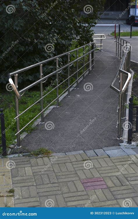 Rampa De Metal Brilhante Para Deficientes Um Caminho Especial Para Os