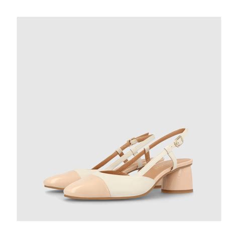 Zapatos de salón destalonados de mujer en piel brillo de color nude y blanco roto I LODI Zapatos
