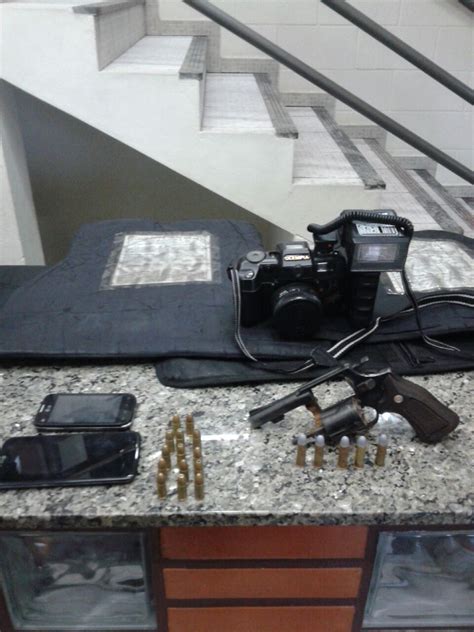 Denúncia ao 190 leva a PM a encontrar drogas arma e anotações do