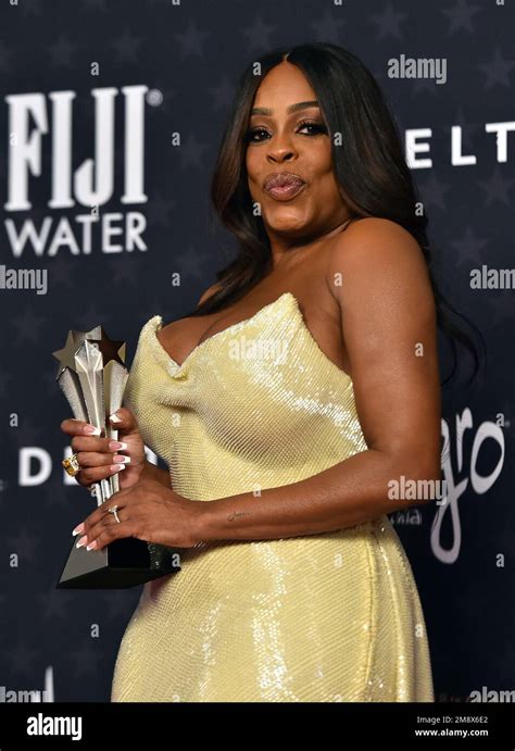 Niecy Nash Betts Poses In The Press Room With The Award For Best