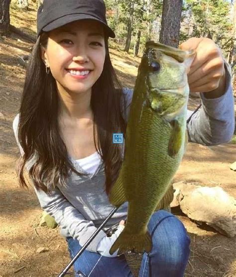 美女釣魚，女人體驗生活休閒野釣，親近自然和享受釣魚的有氧運動 每日頭條