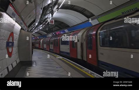 London Tube Train Bend Stock Videos And Footage Hd And 4k Video Clips Alamy