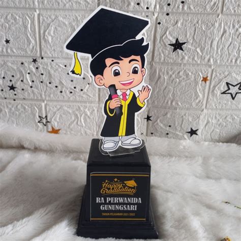 Jual Piala Wisuda Murah Trophy Wisuda Akrilik Patung Boneka Piala