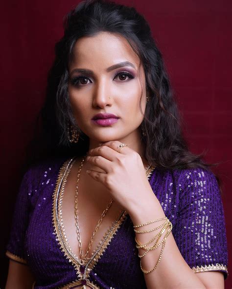 Big Boss Beauty Siri Hanumanth Shares Hot Pics In Traditional Wear