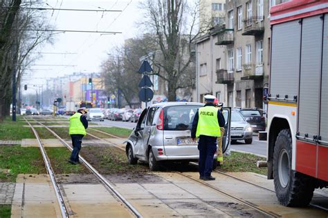 Wypadek Samochodu Z Tramwajem Na D Browskiego Osoba Ranna Zdj Cia