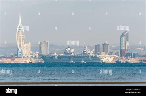 Hms Queen Elizabeth Entering Portsmouth Stock Photo Alamy