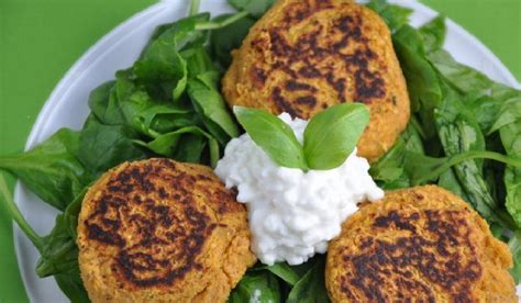 Tortitas De Lenteja Con Tomates Secos Y Albahaca