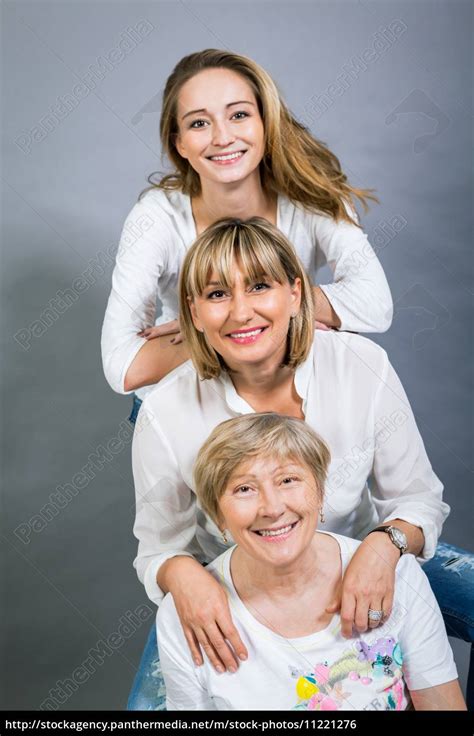 Tres Generaciones Abuela Madre E Hija Stockphoto Agencia