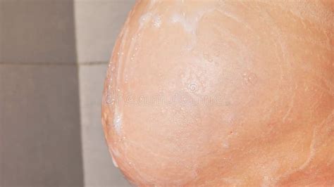 Femme Enceinte Avec Bikini Blanc Sous L Eau De Douche Photo Stock Image Du Frais Lifestyles