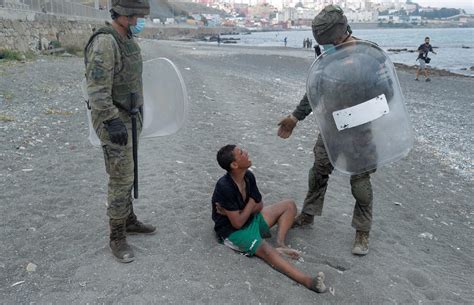 Migrantes Tentam Chegar A Ceuta Na Espanha Pelo Mar