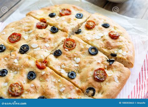 Focaccia Faite Maison Avec Des Tomates Cerises D Olives Noires Romarin