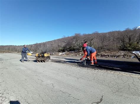 Realizan tareas de bacheo en frío en la RN 40 entre Bariloche y El