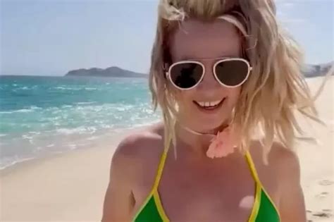 Britney Spears Poses Naked On Beach All Day As Fans Grow Concerned