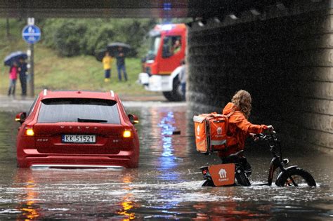 Ulewne Deszcze W Polsce Wiec PiSu W Warszawie Zalany Tunel W Krakowie