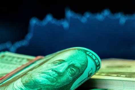 Dos R 5 23 aos R 4 77 entenda por que o dólar derreteu no 1º