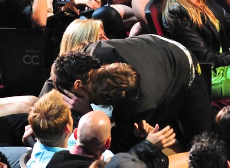 Robert and Taylor kiss at MMA 2011 - Taylor Lautner vs. Robert ...