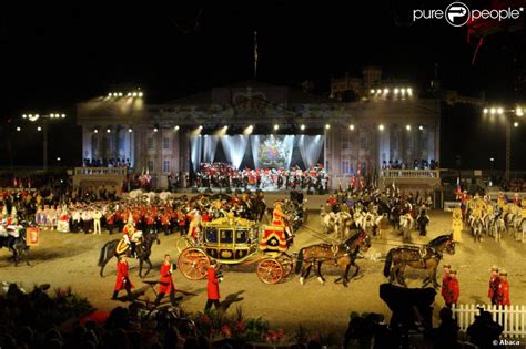 Une Scène Gigantesque Reproduisant Buckingham Palace La Reine