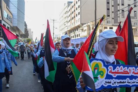 Niños Palestinos Participan En Una Marcha De Exploración Que Conmemora El Aniversario De La