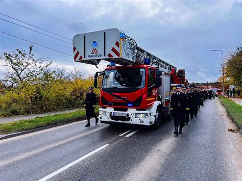 Wzruszające pożegnanie Pogrzeb strażaka który zginął podczas